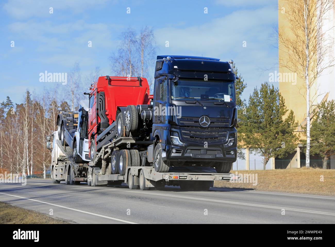 Fahrzeugträger transportiert den neuen Mercedes-Benz Actros L Lkw auf einem Anhänger. Salo, Finnland. März 2024. Stockfoto