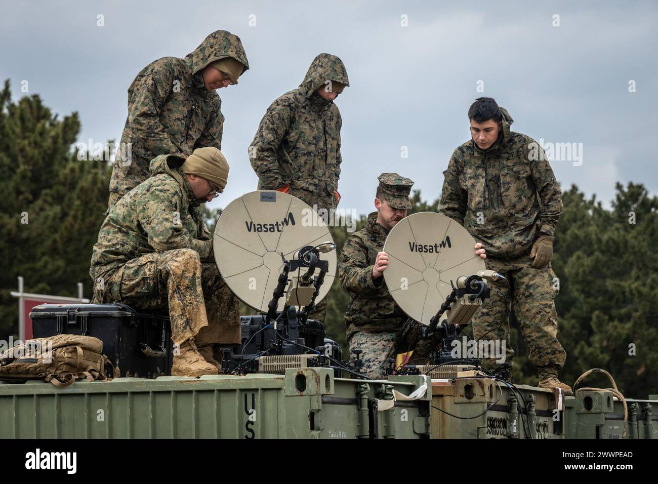 Die US-Marines mit der Communications Company, dem Hauptquartier-Bataillon, der 1. Marine-Division, stellten Satelliten auf, während sie einen Kombi-Kommandoposten zur Vorbereitung des Freedom Shield 24 in Pohang, Südkorea, am 27. Februar 2024 bauten. FS 24 ist eine wehrorientierte Übung, die die ROK-USA stärken soll Allianz, die kombinierte Verteidigungsstellung zu verbessern und die Sicherheit und Stabilität auf der koreanischen Halbinsel weiter zu stärken. Marine Corps Stockfoto