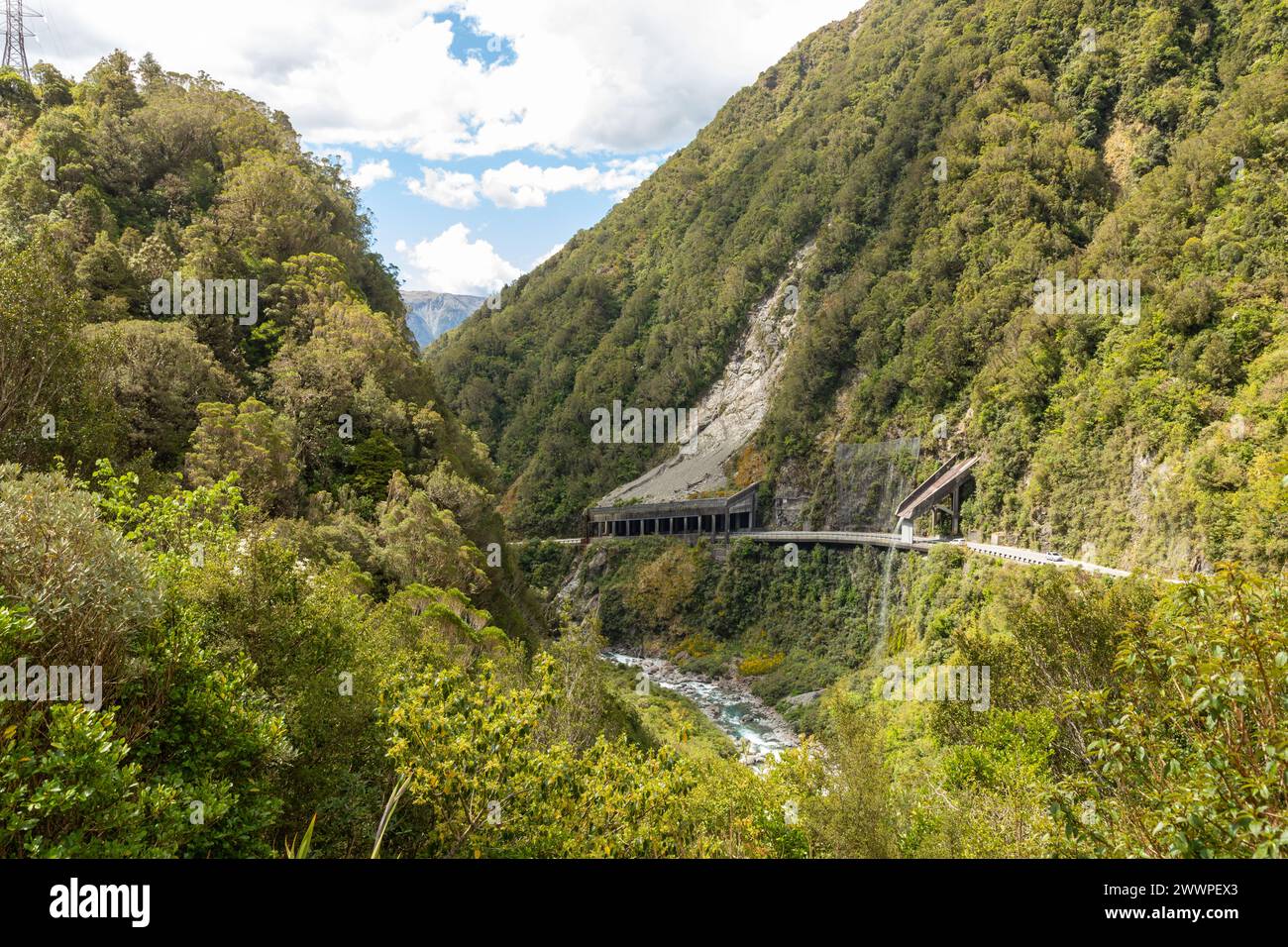 Ein atemberaubender Abschnitt des State Highway 73, auch bekannt als Otira Gorge Road oder Great Alpine of Highway, ist in Westland im Süden Neuseelands Nor zu sehen Stockfoto