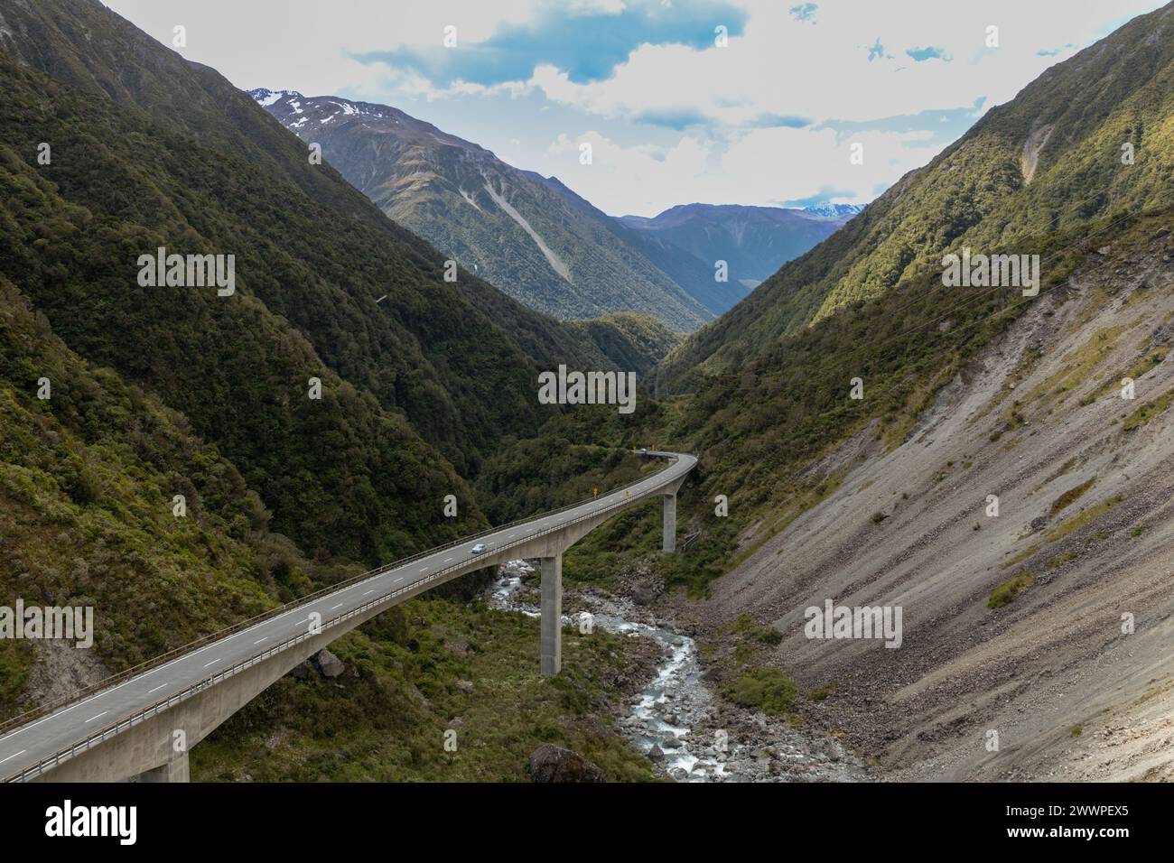 Das atemberaubende Otira-Viadukt am State Highway 73, auch bekannt als Otira Gorge Road oder Great Alpine Highway, ist in Westland im Süden Neuseelands zu sehen. Stockfoto