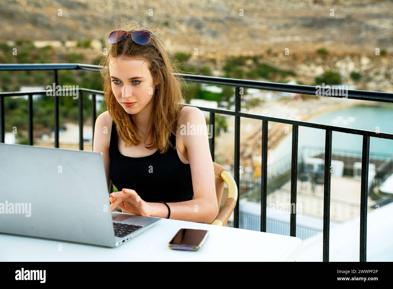 Ein junges Mädchen, das Fernunterricht macht. Stockfoto