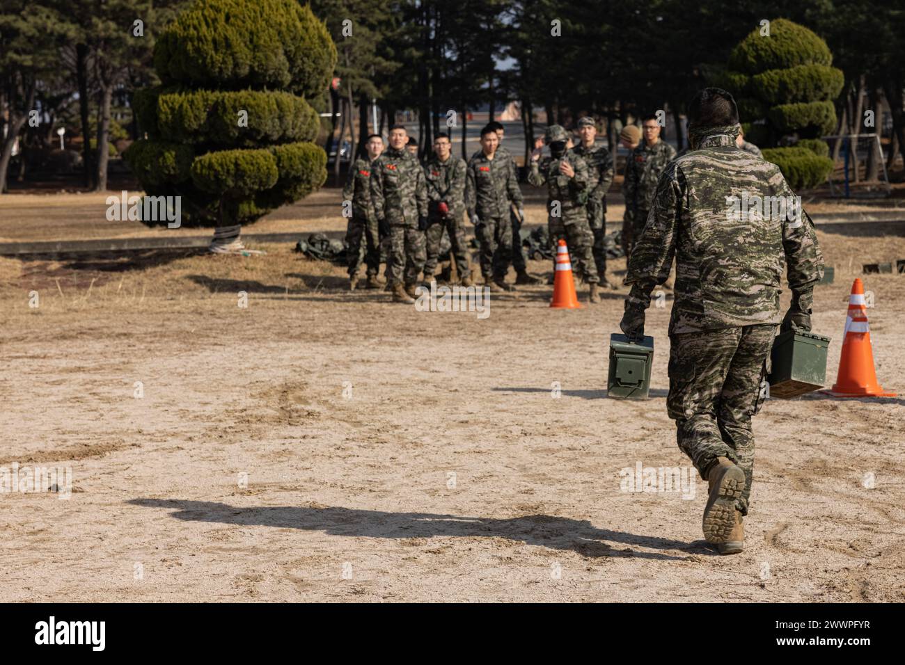Eine Marine der Republik Korea läuft mit Munitionsdosen für einen Wettkampftest während der Korea Viper 24,1 im Hauptquartier der 1. Marine Infantry Division der Republik Korea, Republik Korea, 8. Februar 2024. Die CFT ist eine jährliche körperliche Fitness-Bewertung, die die Kampfbereitschaft eines Marine misst und eine Bewegung zum Kontakt, Munition kann heben und unter Feuer manövrieren. Korea Viper demonstriert in seiner ersten Version die Fähigkeit des ROK-US Marine Corps, in der Region als einzigartige, vereinte Kraft entschieden zu reagieren und gleichzeitig die Beziehungen und das Vertrauen zwischen den beiden Verbündeten zu stärken. Die Marines A Stockfoto
