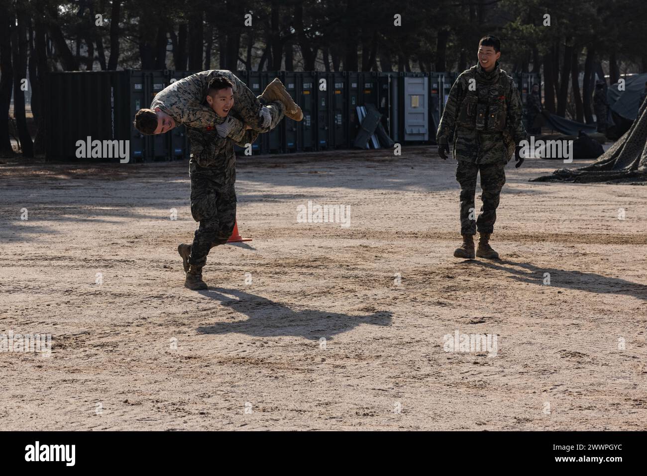 Griffin Fjeld ist ein Feuerwehrmann, der von einem Marine der Republik Korea für einen Fitness-Test während der Korea Viper 24,1 im Hauptquartier der 1. Marine-Infanterie-Division der Republik Korea am 8. Februar 2024 getragen wird. Die CFT ist eine jährliche körperliche Fitness-Bewertung, die die Kampfbereitschaft eines Marine misst und eine Bewegung zum Kontakt, Munition kann heben und unter Feuer manövrieren. Korea Viper demonstriert in seiner ersten Version die Fähigkeit des ROK-US Marine Corps, in der Region als einzigartige, vereinte Kraft entschieden zu reagieren und gleichzeitig Beziehungen und Vertrauen zu stärken Stockfoto