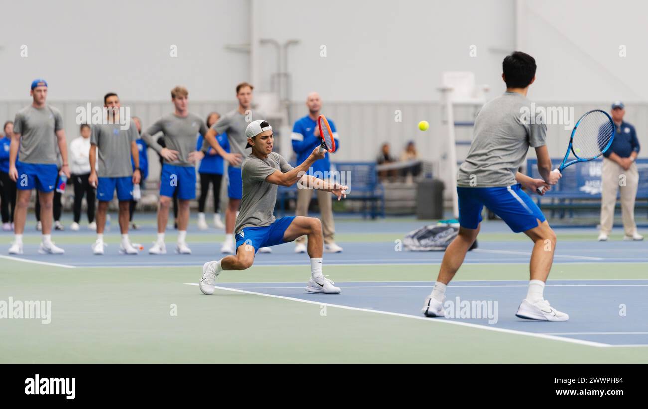 Der Kadett der U.S. Air Force Academy AJ Moore kehrt am 17. Februar 2024 in einem Doppelspiel gegen die U.S. Military Academy auf dem National Campus der United States Tennis Association in Orlando, Florida, zurück. Die Serviceakademien wurden für den College Matchday, eine USTA-neutrale College-Tennis-Showcase-Veranstaltung, vorgestellt. Die Männer der Air Force siegten mit 4:0 und die Frauen der Army mit 4:1. Luftwaffe Stockfoto