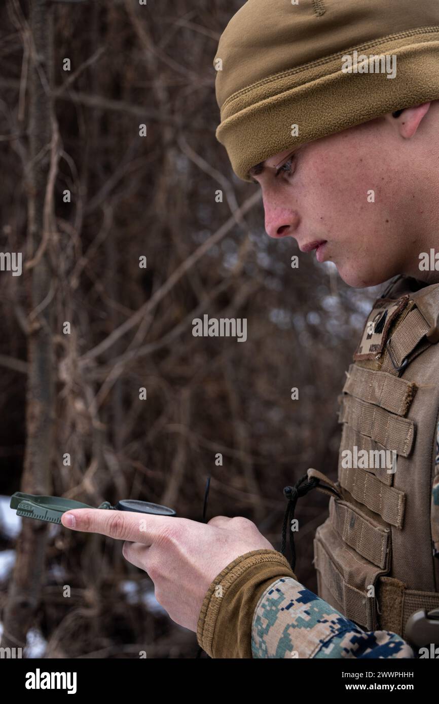 Jessie Owens, eine Kampfingenieurin im 9. Engineer Support Battalion, 3. Marine Logistics Group, verwendet einen Kompass, während sie während des Warrior Shield 24 in der US Army Garrison Casey, Südkorea, am 28. Februar 2024 an einem Landnavigationskurs teilnimmt. Warrior Shield 24 ist eine jährliche gemeinsame Übung in Südkorea, die die kombinierten Verteidigungsfähigkeiten der ROK-US-Streitkräfte stärkt. Diese routinemäßige, regelmäßig geplante Übung vor Ort bietet die ROK-U.S. Nutzt die Gelegenheit, kombinierte Operationen zu Proben, Wissen auszutauschen und die Stärke und zu demonstrieren Stockfoto