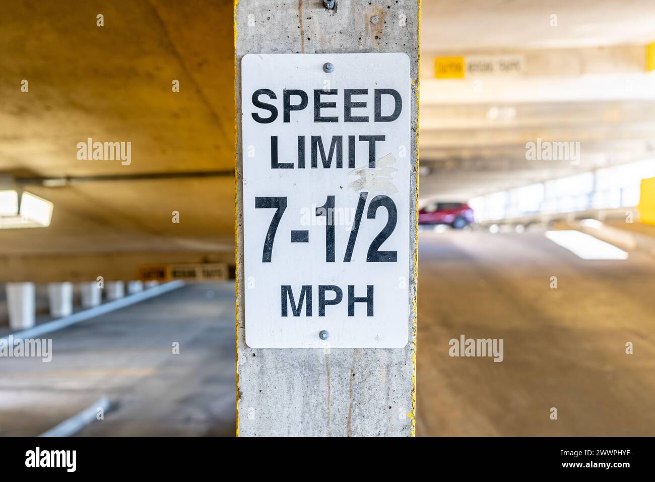 Geschwindigkeitsbegrenzungsschild für ungerade 7-1/2 MPH innerhalb eines Parkhauses. Stockfoto