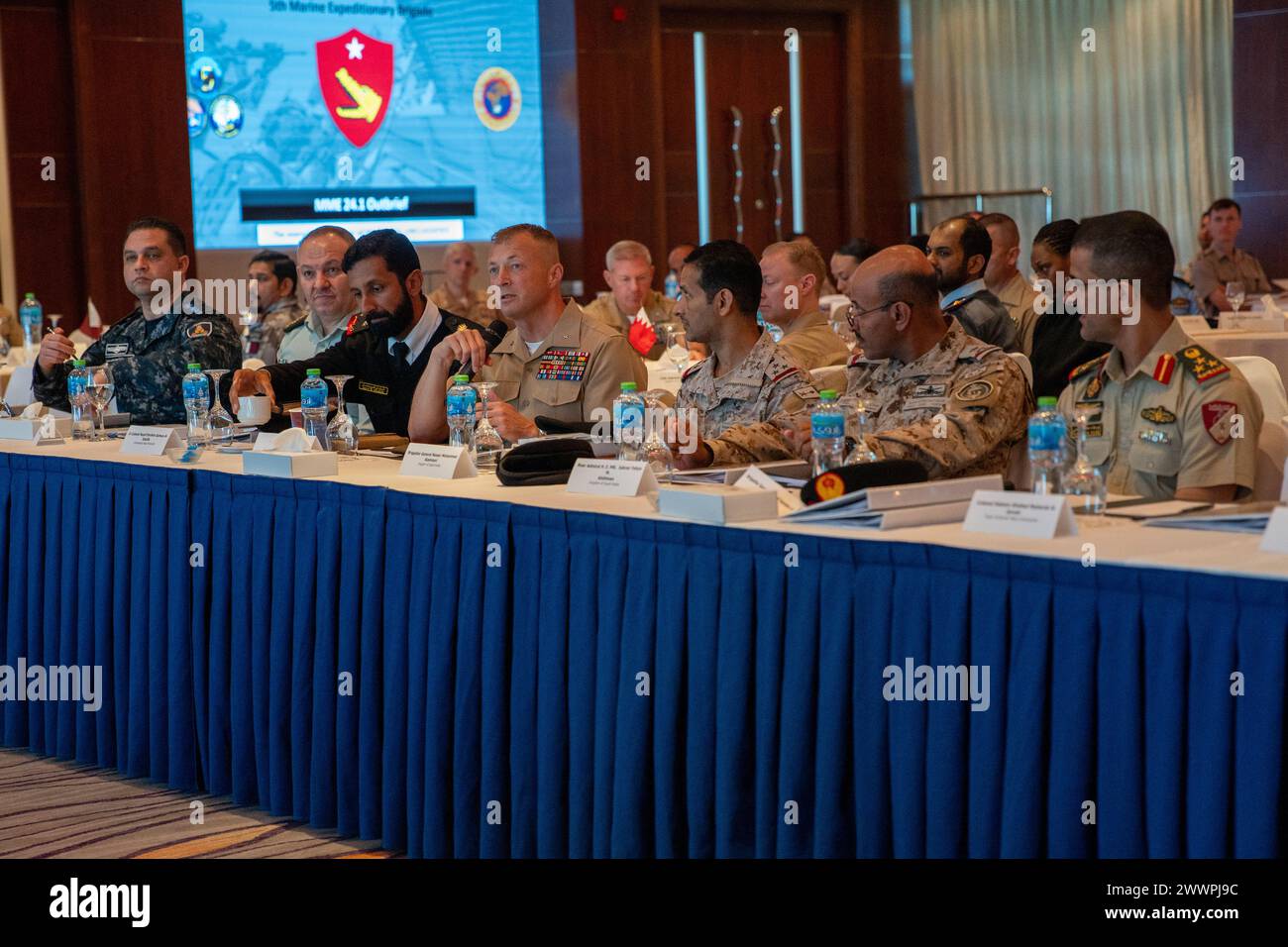 MANAMA, Bahrain (22. Februar 2024) U.S. Marine Brig. General Matthew Reid, kommandierender General der Task Force 51/5. Marine Expeditionary Brigade (TF 51/5), spricht während des multilateralen maritimen Engagements (MME) 24,1 in Bahrain am 22. Februar mit wichtigen militärischen Führern und Vertretern aus dem Golf-Kooperationsrat und dem Nahen Osten. MME 24,1 steht für das Engagement von TF 51/5 und seinen regionalen Partnern, Stabilität zu gewährleisten, regionale Chancen zu verbessern und Partnerschaften aufzubauen, die wirksam auf dynamische Krisen reagieren können. Diese Konferenz dient als Zeugnis für die Hingabe und Zusammenarbeit Stockfoto