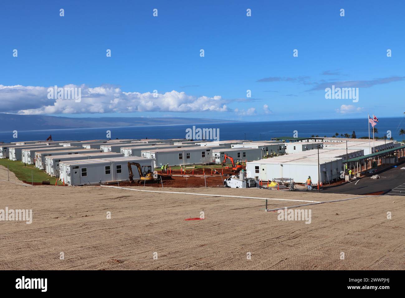 Blick auf das temporäre Schulgelände in Lahaina, Hawai’i, 14. Februar 2024. Das U.S. Army Corps of Engineers baut die Schule als vorübergehenden Ersatz für die King Kamehameha III Elementary School, die durch die Waldbrände am 8. August 2023 beschädigt wurde. USACE geht davon aus, dass die vorübergehende Schule bis Ende Februar 2024 an das Bildungsministerium von Hawai’i zur Einrichtung und Installation von Telekommunikationsgeräten übergeben wird. (USACE Stockfoto