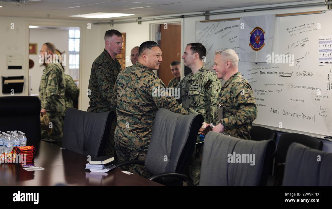 Todd E. Mahar, der Kommandant der 24th Marine Expeditionary Unit (MEU), begrüßt Marines und Matrosen mit dem Senior Amphibious Warfare Officer Course auf Camp Lejeune, North Carolina, 15. Februar 2024. Die 24. MEU und die Wasp Amphibious Ready Group (ARG) bemühen sich ständig um eine bessere Integration der Marine und des Marine Corps. Zusammen packen der Wasp ARG und die 24th MEU einen All-Domain-Punch. Marine Corps Stockfoto