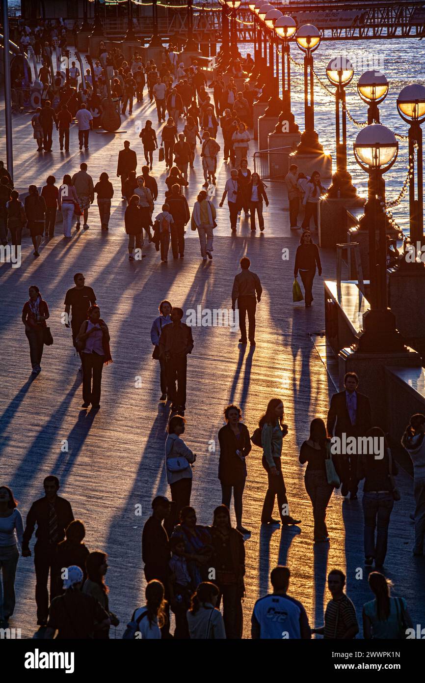 South Bank, London, England, Großbritannien - Menschen, die entlang der Themse spazieren gehen. Stockfoto