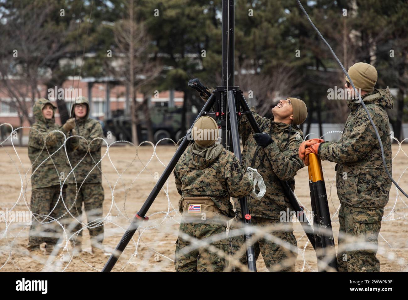 Die US-Marines mit der Communications Company, dem Hauptquartier-Bataillon, der 1. Marine-Division, stellten eine Antenne auf, während sie einen Kombi-Kommandoposten zur Vorbereitung des Freedom Shield 24 in Pohang, Südkorea, am 26. Februar 2024 bauten. FS 24 ist eine wehrorientierte Übung, die die ROK-USA stärken soll Allianz, die kombinierte Verteidigungsstellung zu verbessern und die Sicherheit und Stabilität auf der koreanischen Halbinsel weiter zu stärken. Marine Corps Stockfoto