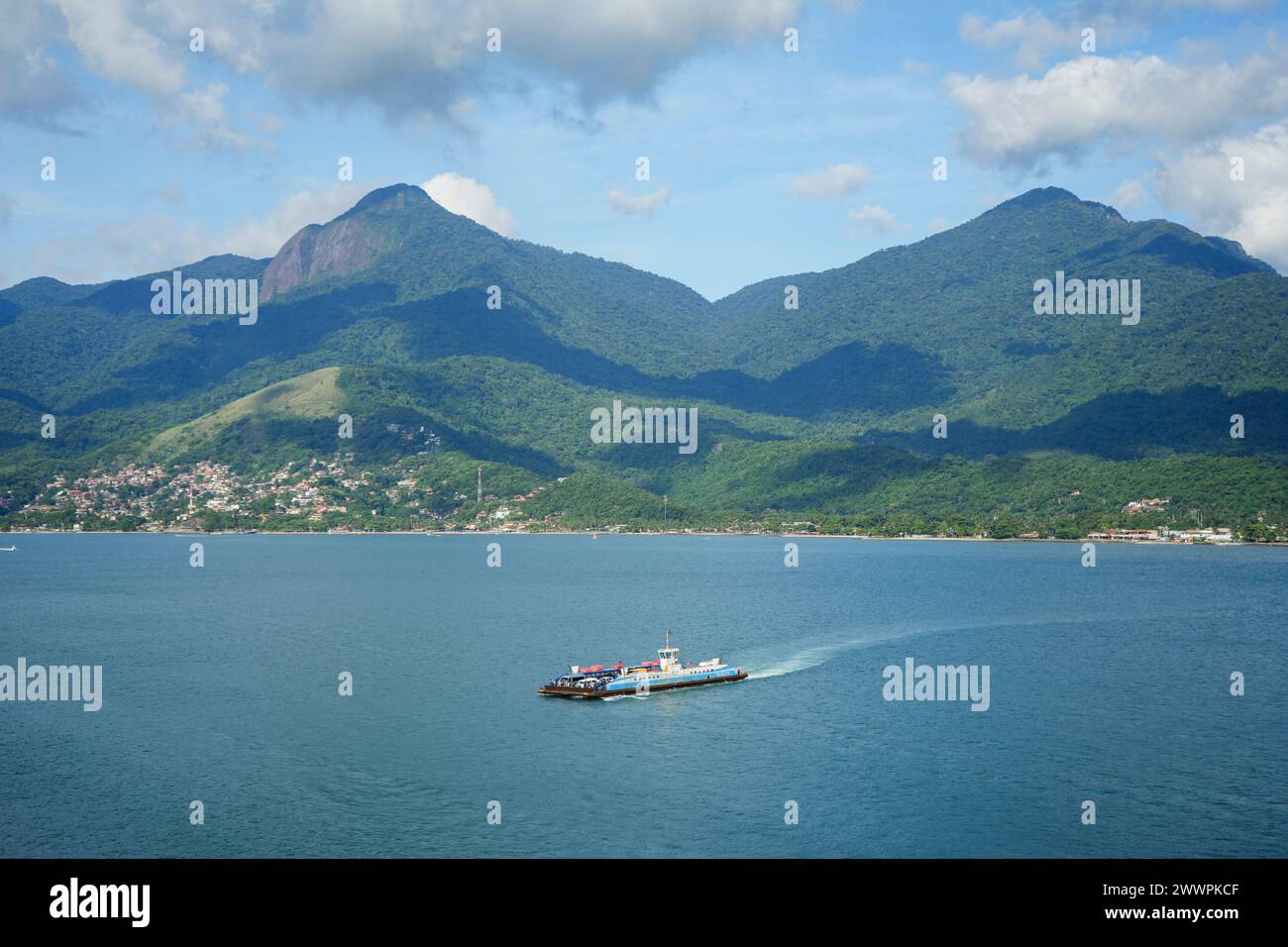 Ilhabela, Sao Pablo, Brasilien. Februar 2024. Ilhabela, Brasilien, von einem Boot aus (Kreditbild: © Julieta Ferrario/ZUMA Press Wire) NUR REDAKTIONELLE VERWENDUNG! Nicht für kommerzielle ZWECKE! Stockfoto