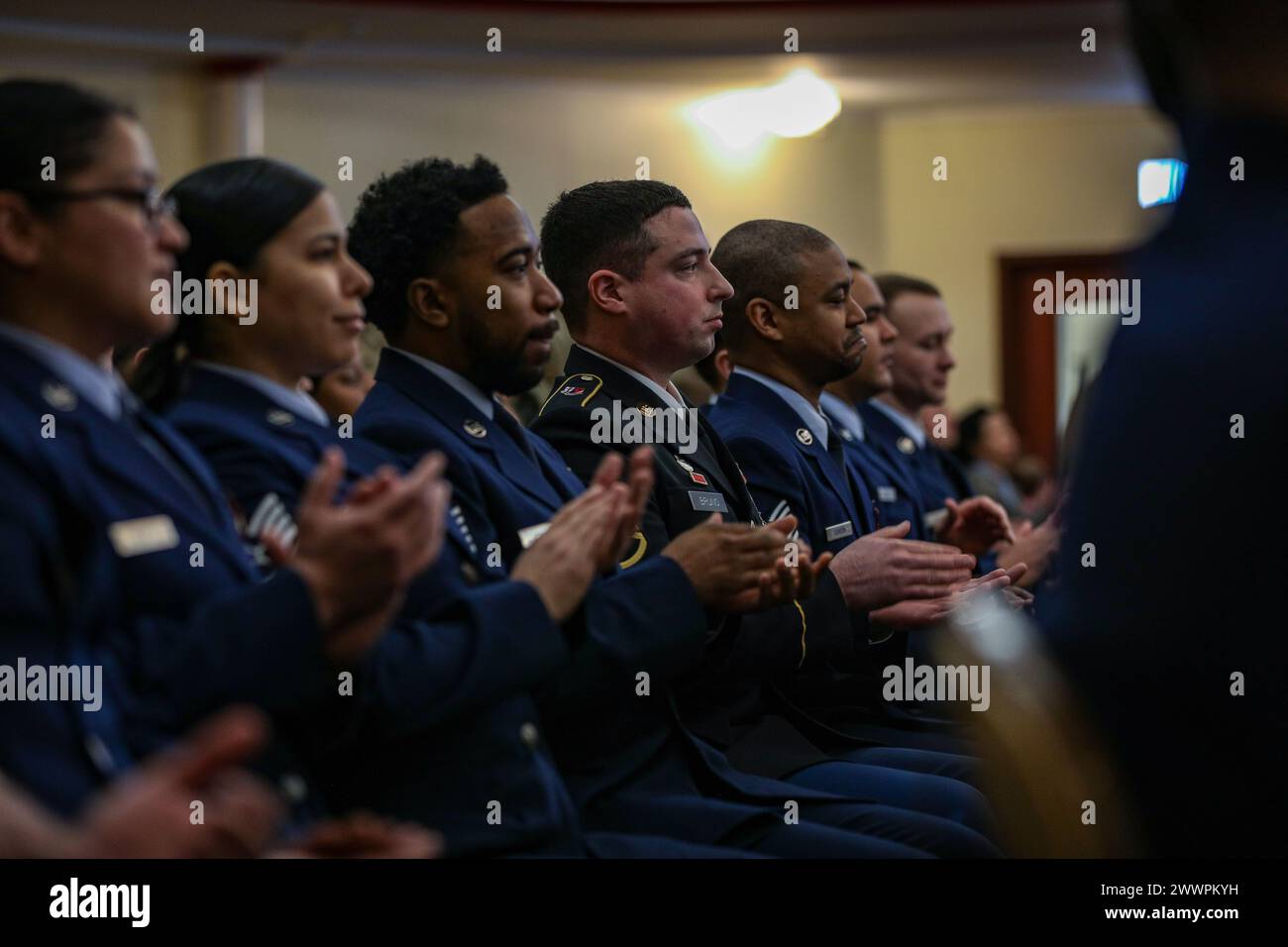 Staff Sergeant Alexander Bruno (Mitte), Unteroffizier für religiöse Angelegenheiten, 519th Hospital Center, klatscht nach einer Rede während der US Air Force Kisling NCO Academy, 13. Februar, auf der Vogelweh Air Base. Bruno war der einzige Soldat der US-Armee im Kurs mit technischen Sergeants der US-Luftwaffe und der Space Force. Stockfoto