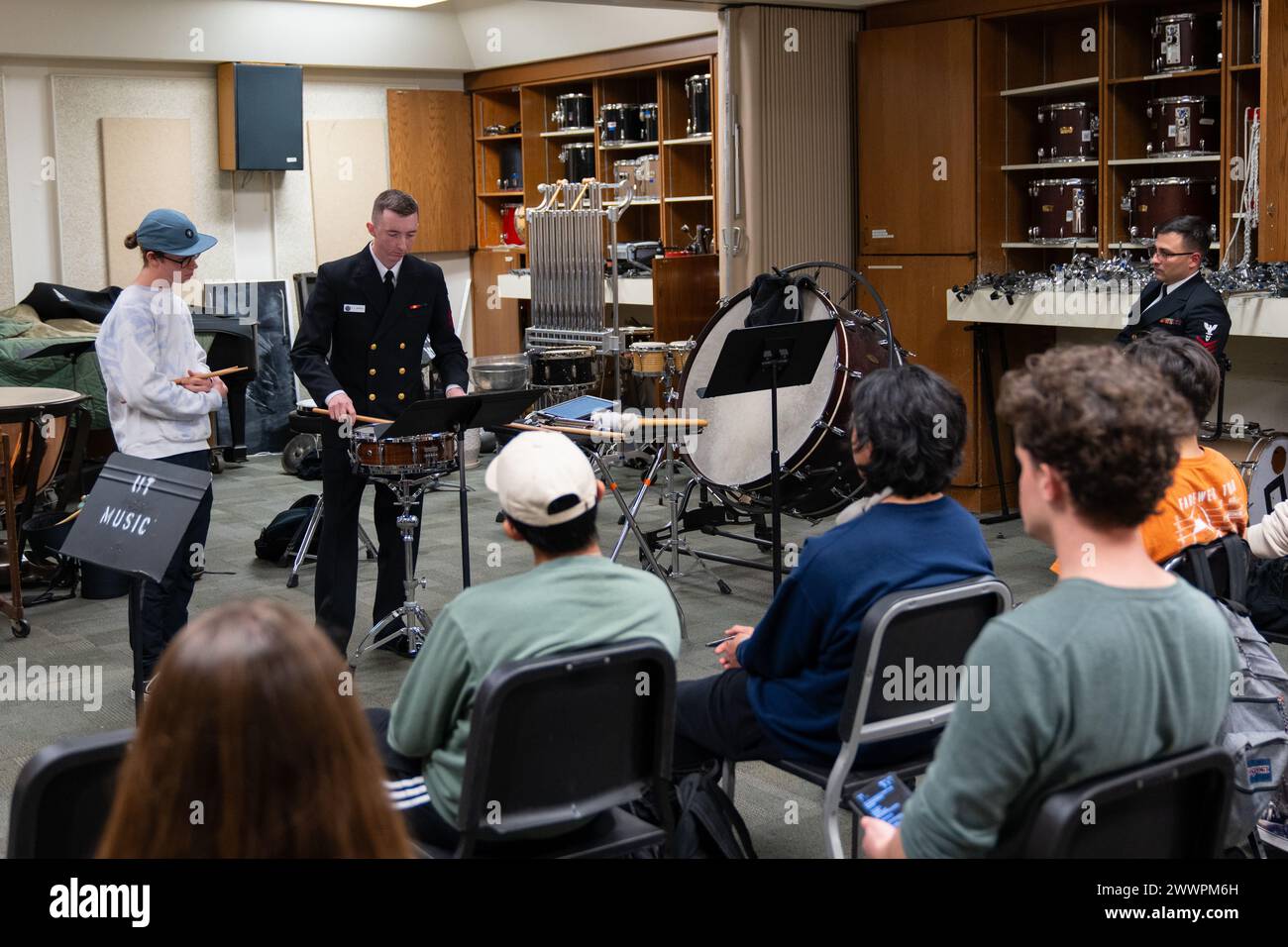 240205-N-PN185-2003 - Austin, Texas (5. Februar 2024) - während der Tournee der United States Navy Band 2024 trainiert der Schlagzeugmusiker 1st Class Riley Barnes aus Flower Mound, Texas, einen Studenten der University of Texas at Austin in Snare Drum Technique, als Musiker 1st Class Joseph Gonzalez. ein Eingeborener aus San Antonio, Texas, sieht zu. Im Februar 2024 wird die Navy Band 2500 Ground Meilen über 18 Tage in 7 bundesstaaten reisen und 12 öffentliche Konzerte sowie 5 Auftritte für Schüler in Schulen geben. Marineblau Stockfoto