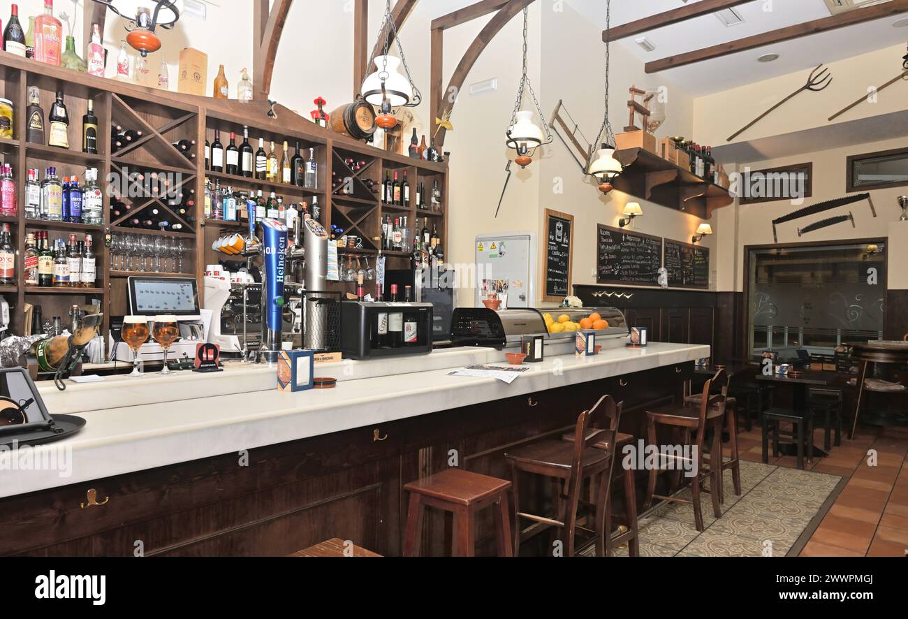 Im Restaurant La Barrica mit Bar und Getränken in Loja, Granada, Spanien Stockfoto