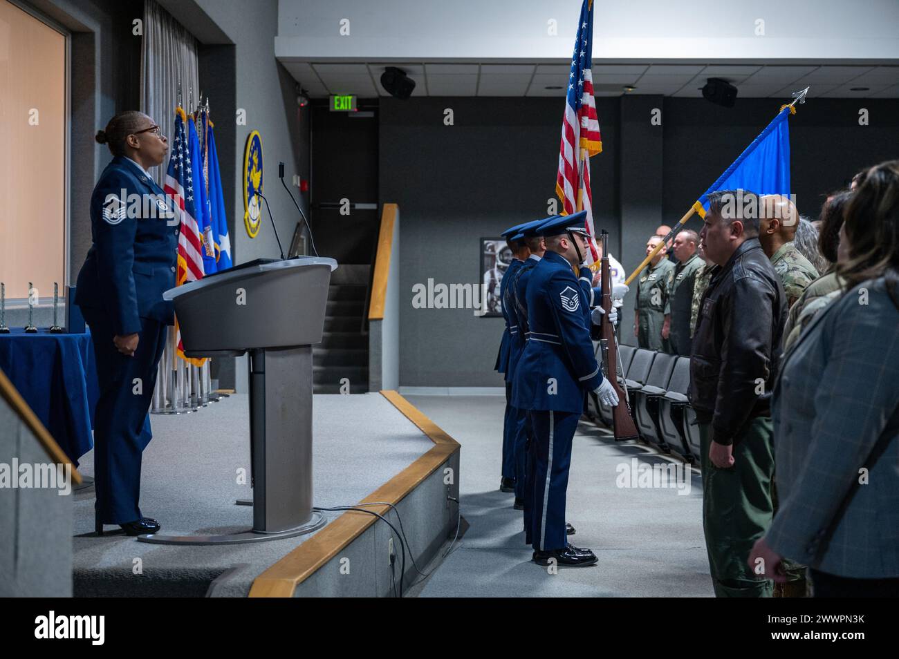 Master Sgt. Elizabeth Majors, 434th Air Taneling Wing Superintendent für religiöse Angelegenheiten, singt die Nationalhymne vor der jährlichen Preisverleihung 2023 auf der Grissom Air Reserve Base, Ind., 4. Februar 2024. Luftwaffe Stockfoto