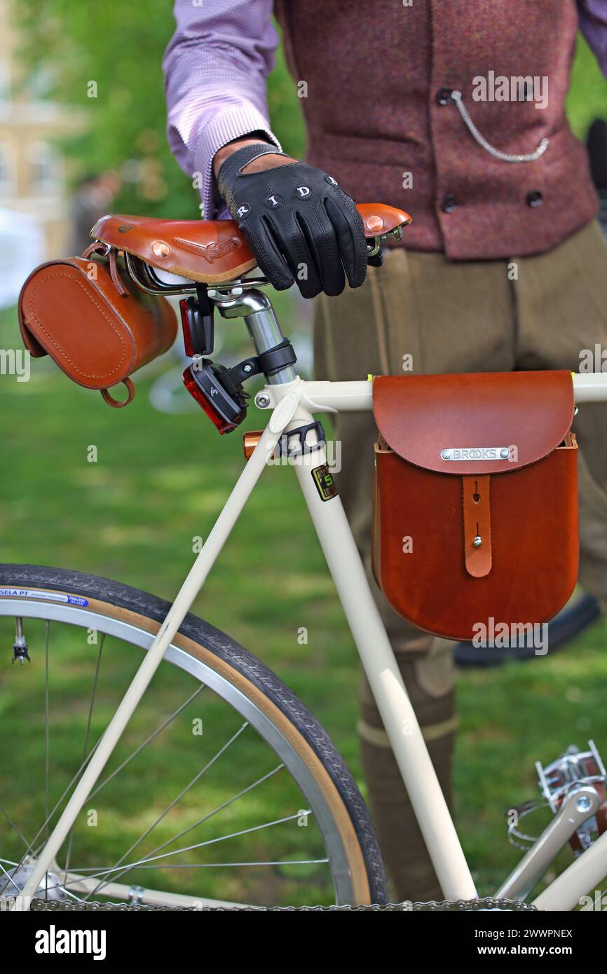 Vintage-Ledertasche am Fahrradrahmen befestigt Stockfoto