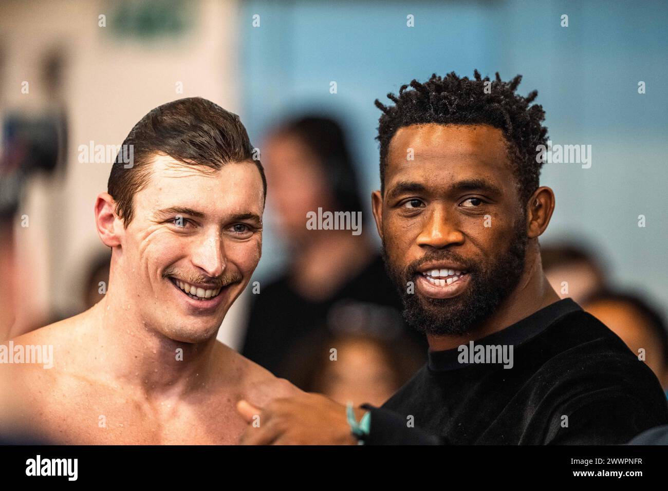 Maxime GROUSSET (FRA) und Siya KOLISI Kapitänin des südafrikanischen Rugby-Teams, Männer 100m Freistil Schwimmen Finale, während der Giant Open 2024, Schwimmen Veranstaltung am 24. März 2024 im Le Dome in Saint-Germain-en-Laye, Frankreich Stockfoto