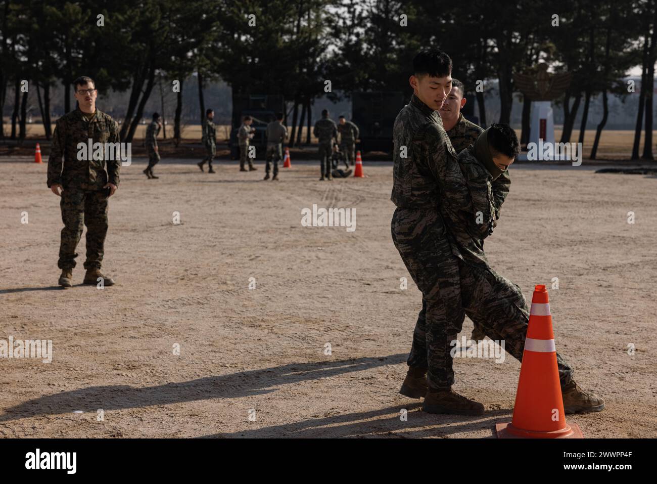 Republic of Korea Marines führen den Kumpel Drag während des Manövers unter Feuer Teil des KampfFitness Tests während der Korea Viper 24,1 im Hauptquartier der 1. Marine Infantry Division der Republik Korea am 8. Februar 2024 aus. Die CFT ist eine jährliche körperliche Fitness-Bewertung, die die Kampfbereitschaft eines Marine misst und eine Bewegung zum Kontakt, Munition kann heben und unter Feuer manövrieren. Korea Viper demonstriert in seiner ersten Version die Fähigkeit des ROK-US Marine Corps, in der Region als einzigartige, vereinte Kraft entschieden zu reagieren und gleichzeitig die Beziehungen und das Vertrauen zu stärken b Stockfoto