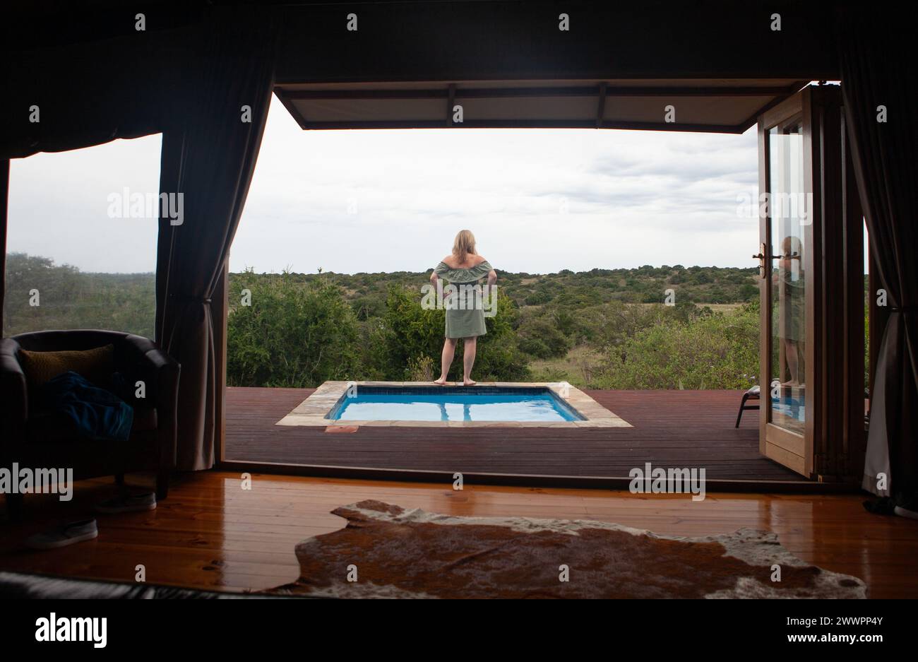 Die Unterkunft im Amakhala Game Reserve in Südafrika, mit einem Schlafzimmer, komplett mit Moskitonetzen und Holzboden, für einen langen Urlaub Stockfoto Die Unterkunft im Amakhala Game Reserve in Südafrika, mit einem Schlafzimmer, komplett mit Moskitonetzen und Holzboden, für einen langen Urlaub Stockfoto