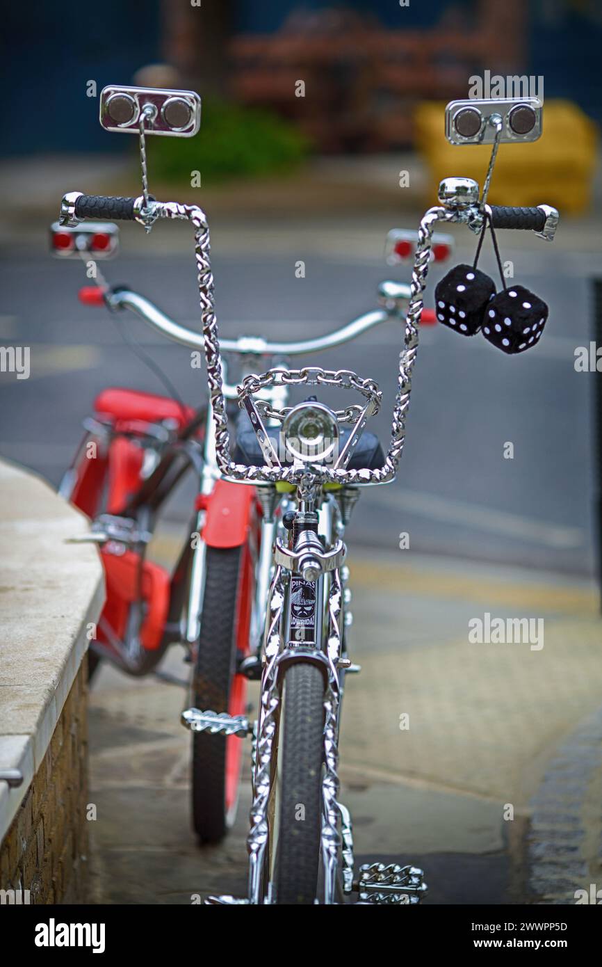 Kundenspezifisches Lowrider-Fahrrad mit verdrehtem Lenker Stockfoto