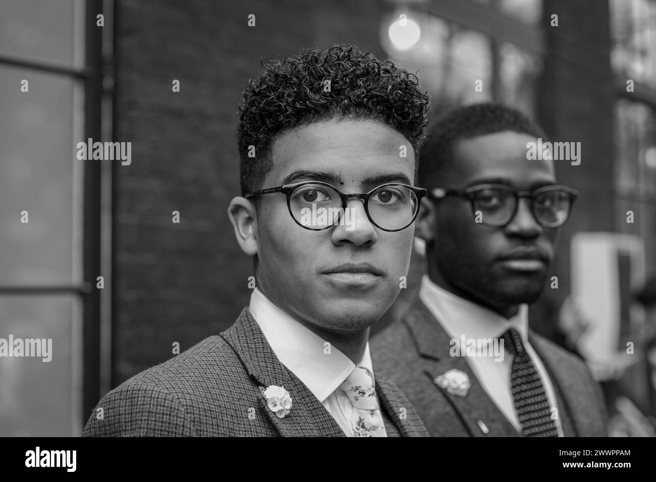 londoner Porträt von zwei schwarzen Teenagern in Anzügen Stockfoto