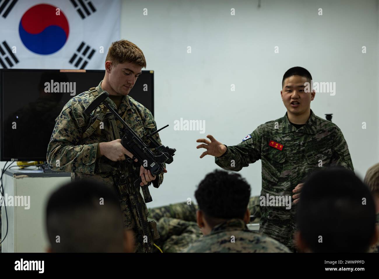 Hayden Sutton demonstriert die Funktionen des Granatwerfer M320 während der Korea Viper 24,1 im Hauptquartier der 1. Marine-Infanterie-Division der Republik Korea am 5. Februar 2024. Korea Viper demonstriert in seiner ersten Version die Fähigkeit des ROK-US Marine Corps, in der Region als einzigartige, vereinte Kraft entschieden zu reagieren und gleichzeitig die Beziehungen und das Vertrauen zwischen den beiden Verbündeten zu stärken. Sutton, ein gebürtiger Texas, ist ein Schützling des 2. Bataillons, 7. Marines. 2/7 ist im Indo-Pazifik unter 4. Marine-Regiment, 3. Marine Division, stationiert Stockfoto
