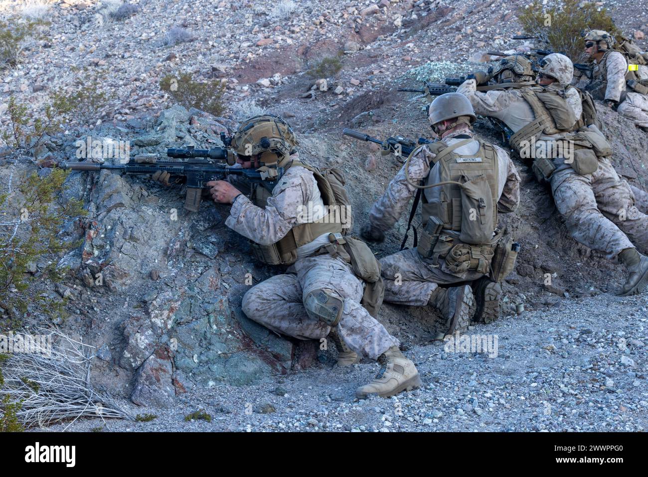 US-Marines mit 2. Bataillon, 4. Marine-Regiment, 1. Marine-Division, liefern Unterdrückungsfeuer während eines Bodenangriffs als Teil einer Marineinfluchtstruppe im Rahmen der Service Level Training Übung 2-24 rund um den Gays Pass, im Marine Corps Air-Ground Combat Center, Twentynine Palms. Kalifornien, 14. Februar 2024. MDMX bereitet Marines auf zukünftige Konflikte vor, indem sie offensiv- und defensives Live-Feuer und Manövrierübungsszenarien in einer strengen Trainingsumgebung durchführen. Marine Corps Stockfoto