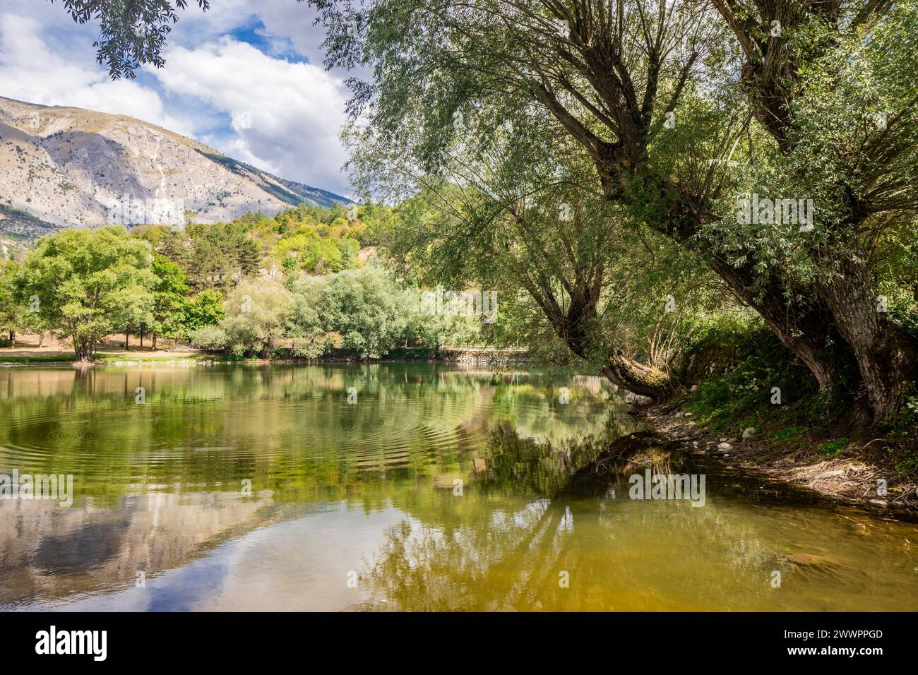 Das wunderschöne Dorf Villalago in der Provinz L'Aquila in den Abruzzen, Mittelitalien. Der kleine See in der Nähe des Stadtzentrums, eingebettet in die Natur Stockfoto