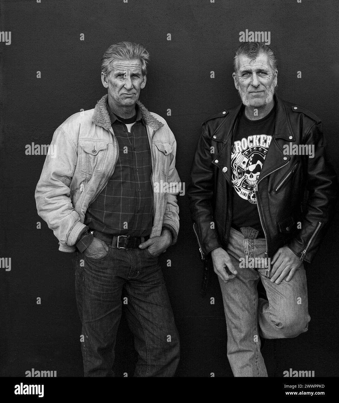 Ton-up-Tag im Ace Cafe in London mit zwei coolen Old School Rocker-Posen. Stockfoto