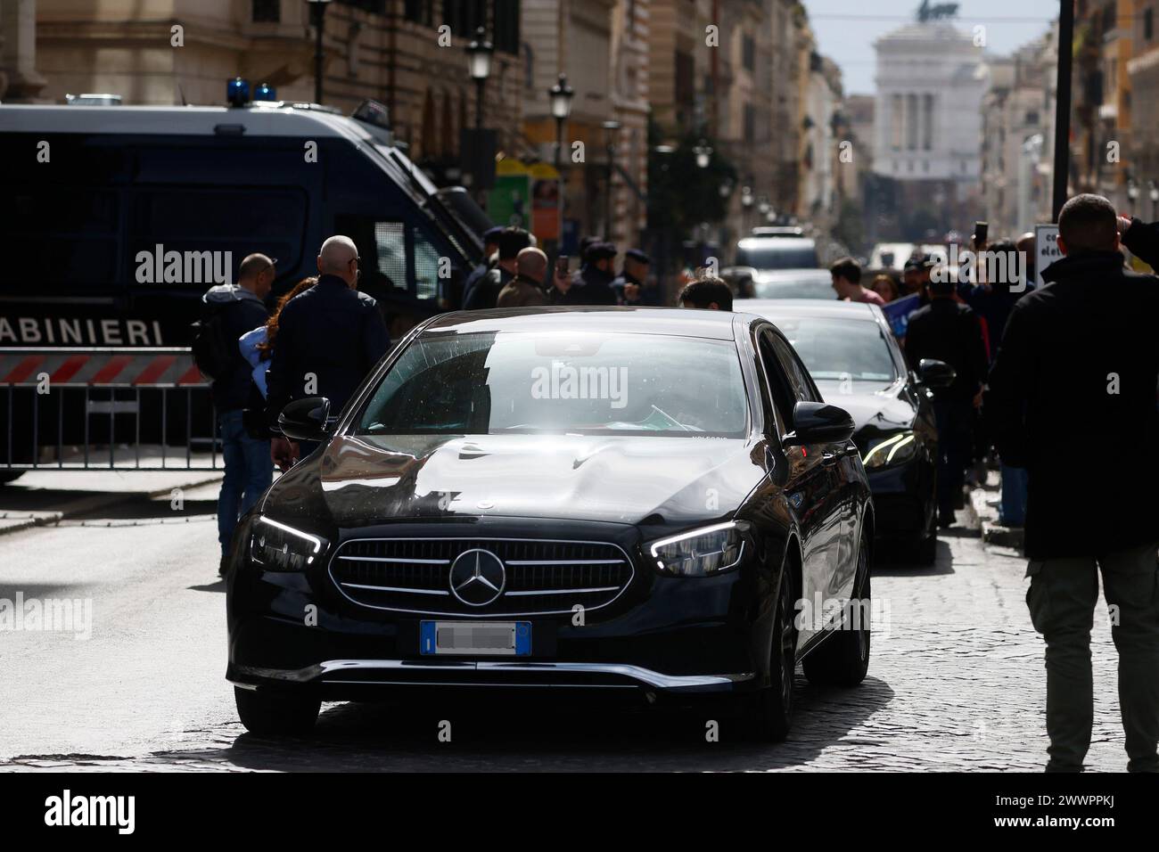 Noleggio Con Conducente protestano a Roma con un corteo di Auto da Via Cristoforo Colombo che attraversa la citt&#xe0; fino a piazza della Repubblica contro le nuove direttive del Ministero dei Trasporti promosse dal ministro Salvini per lo stralcio dell'articolo 8 del ddl Concorrenza - Cronaca - Roma, Italia - Luned&#xec;, 25. März 2024 (Foto Cecilia Fabiano/LaPresse) Vermietung mit Fahrer Protest in Rom gegen die neuen Richtlinien des Verkehrsministeriums mit einer Prozession von Autos von der Via Cristoforo Colombo über die Stadt zur Piazza della Repubblica - Nachrichten - Rom, Italien - M Stockfoto