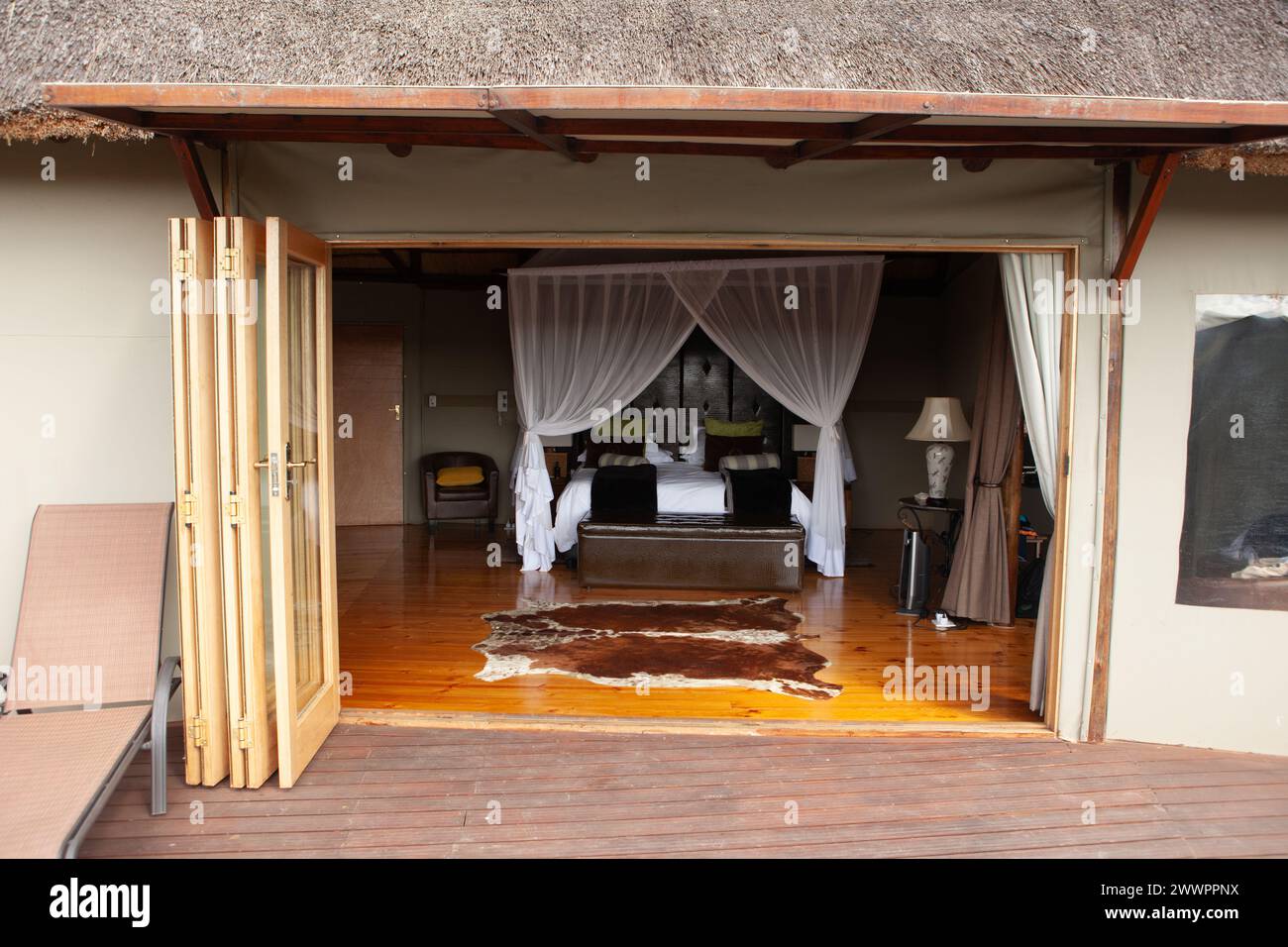 Die Unterkunft im Amakhala Game Reserve in Südafrika, mit einem Schlafzimmer, komplett mit Moskitonetzen und Holzboden, für einen langen Urlaub Stockfoto Die Unterkunft im Amakhala Game Reserve in Südafrika, mit einem Schlafzimmer, komplett mit Moskitonetzen und Holzboden, für einen langen Urlaub Stockfoto