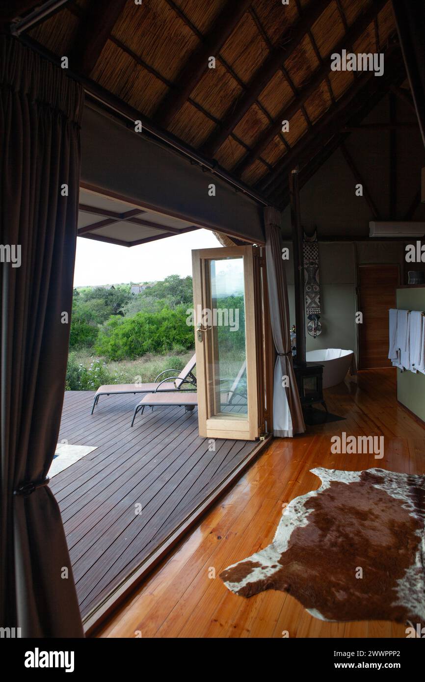 Die Unterkunft im Amakhala Game Reserve in Südafrika, mit einem Schlafzimmer, komplett mit Moskitonetzen und Holzboden, für einen langen Urlaub Stockfoto Die Unterkunft im Amakhala Game Reserve in Südafrika, mit einem Schlafzimmer, komplett mit Moskitonetzen und Holzboden, für einen langen Urlaub Stockfoto