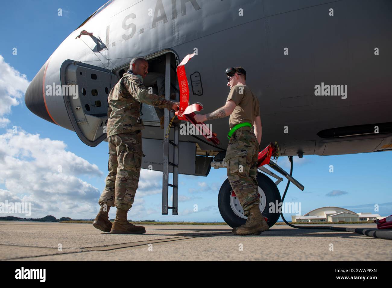 Der 718th Aircraft Maintenance Squadron zugeteilte Flieger laden Ausrüstung auf einen KC-135 Stratotanker auf der Kadena Air Base, Japan, vor einer Bomber Task Force Mission am 19. Februar 2024. Die KC-135 Stratotanker ist die wichtigste Luftbetankungskapazität für das Verteidigungsministerium und unterstützt die U.S. Navy, das U.S. Marine Corps und alliierte Nationalflugzeuge. Luftwaffe Stockfoto