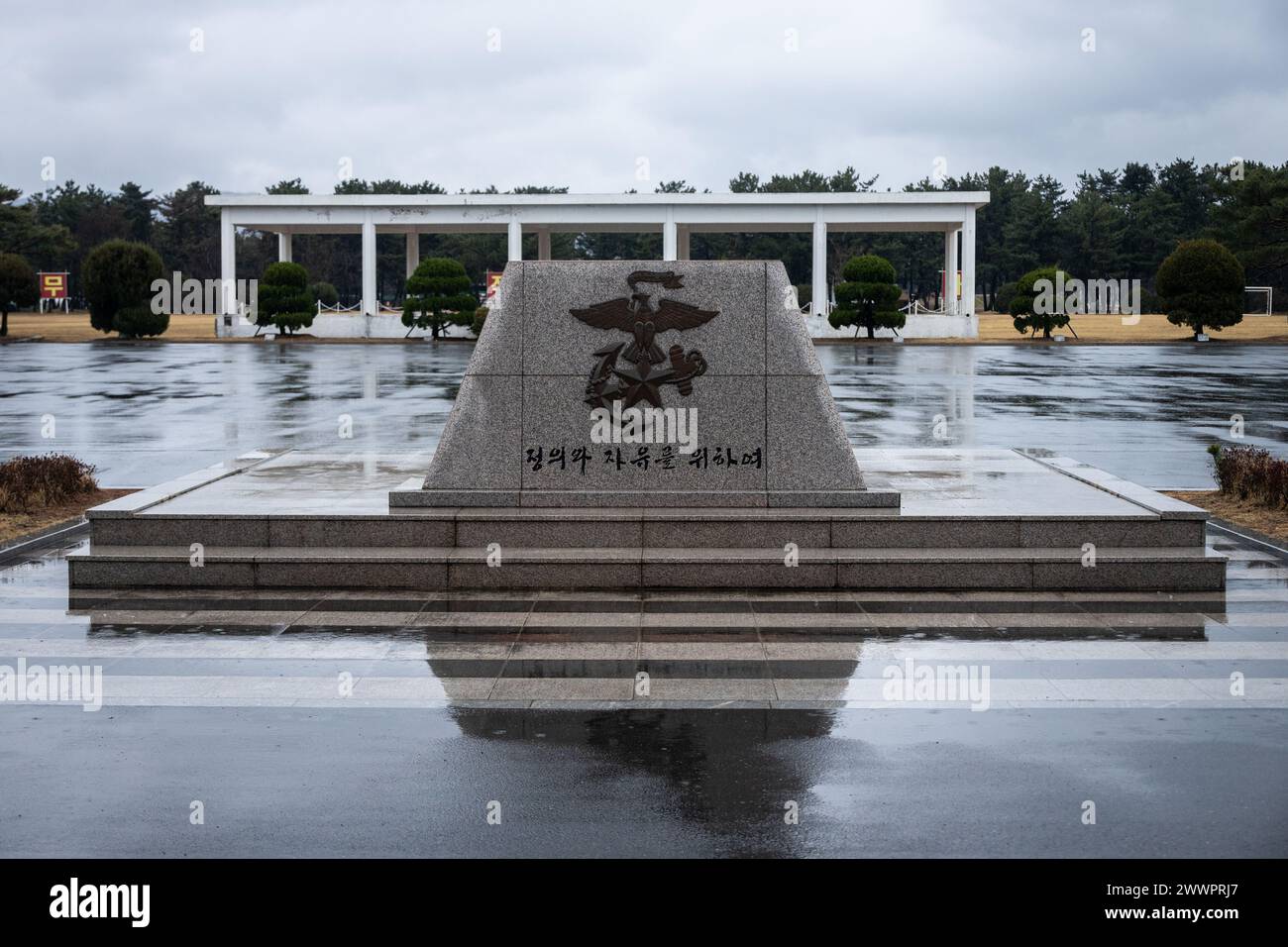 Vor dem Hauptquartier der 1. Marine Division, dem ROK Marine Corps, befindet sich ein Denkmal des Marine Corps der Republik Korea während einer Abendzeremonie zwischen der ROK und den US Marines mit der 1. Marine Division während des Freedom Shield 24 in Pohang, Südkorea, 29. Februar 2024. Freedom Shield 24 ist eine wehrorientierte Übung, die zur Stärkung der ROK-USA entwickelt wurde Allianz, die kombinierte Verteidigungsstellung zu verbessern und die Sicherheit und Stabilität auf der koreanischen Halbinsel weiter zu stärken. Marine Corps Stockfoto