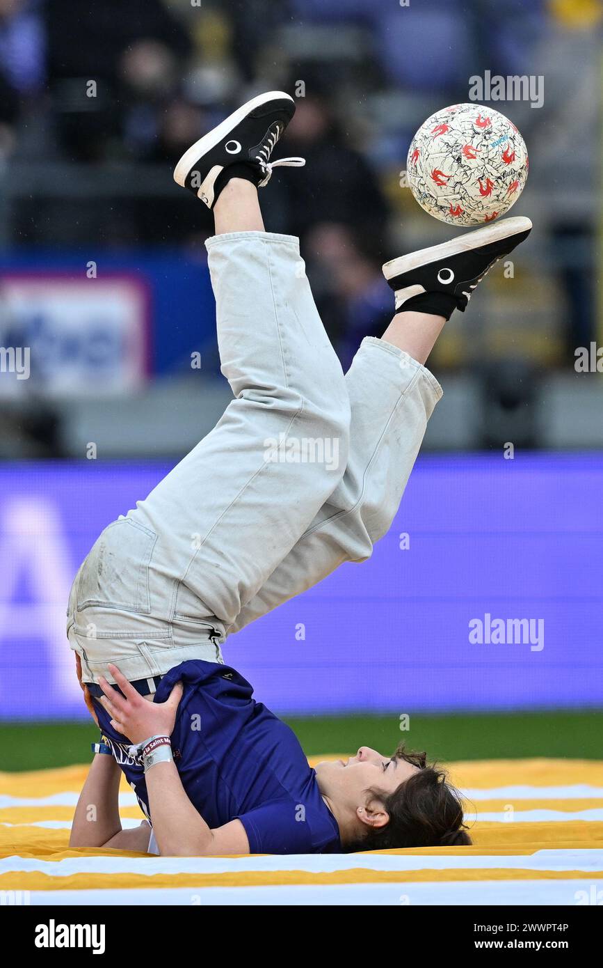 freestyle Juliette in einem Showmoment vor einem Frauenfußballspiel zwischen RSC Anderlecht und Club Brugge YLA am 1. Spieltag der Play-offs in der Saison 2023 - 2024 der Belgischen Lotto Womens Super League am Samstag, den 23 . März 2024 in Anderlecht . Belgien . FOTO SPORTPIX | David Catry Stockfoto