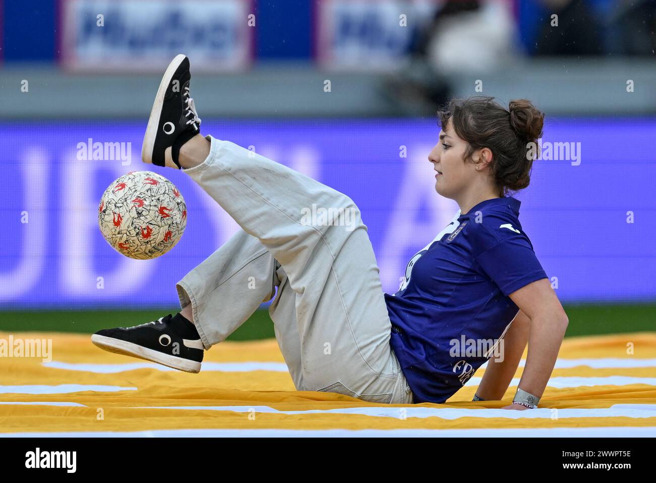 freestyle Juliette in einem Showmoment vor einem Frauenfußballspiel zwischen RSC Anderlecht und Club Brugge YLA am 1. Spieltag der Play-offs in der Saison 2023 - 2024 der Belgischen Lotto Womens Super League am Samstag, den 23 . März 2024 in Anderlecht . Belgien . FOTO SPORTPIX | David Catry Stockfoto