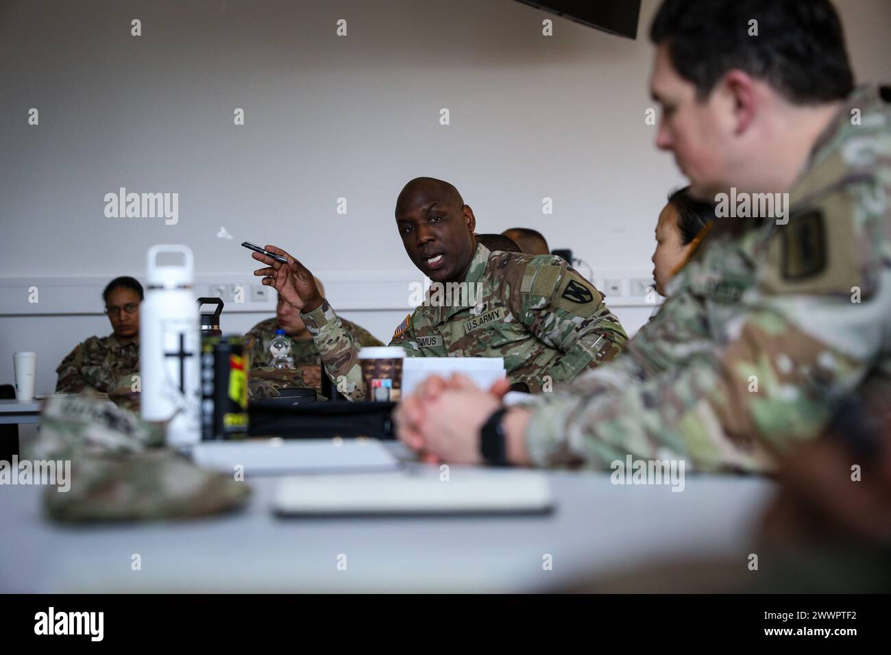 Kommandeur Major Kofie Primus, leitender Berater des 21. Theaternachhaltigkeitskommandos, spricht mit leitenden Führern während der Unteroffizierfortbildung am 15. Februar auf der Panzer-Kaserne, Kaiserslautern. Die NCOPD bestand aus einer körperlichen Fitness-Veranstaltung und einem Teil des Klassenzimmers, darunter Gastredner der Kisling NCO Academy. Der Schwerpunkt lag auf der Verbesserung der Führungsqualitäten der ersten Sergeants und der AbteilungsSergeants in der gesamten Formation. Stockfoto