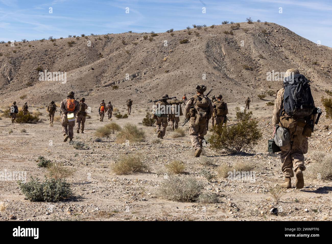 US-Marines mit 2. Bataillon, 4. Marine-Regiment, 1. Marine-Division, steigen während eines Bodenangriffs in eine höhere Position als Teil einer Marine Air-Ground Task Force verteilten Manöver-Übung als Teil der Service Level Training Übung 2-24 rund um den Gays Pass Trainingsbereich im Marine Corps Air-Ground Combat Center, Twentynine Palms, Kalifornien, 14. Februar 2024. MDMX bereitet Marines auf zukünftige Konflikte vor, indem sie offensiv- und defensives Live-Feuer und Manövrierübungsszenarien in einer strengen Trainingsumgebung durchführen. Marine Corps Stockfoto