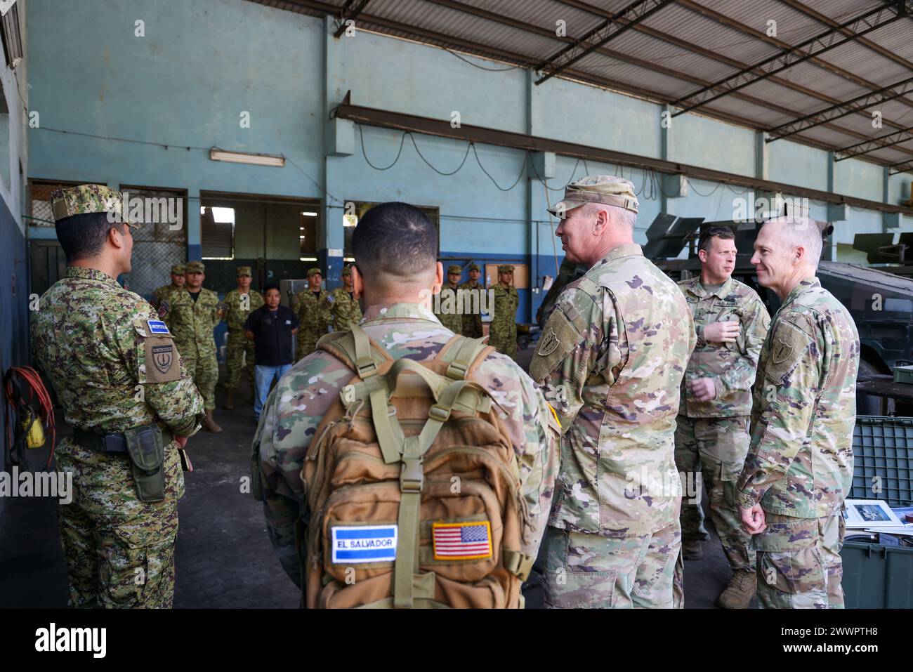 Am 16. Februar 2024 startete ein Team von Experten der Nationalgarde der New Hampshire Army ihre zweiwöchige Ausbildung mit den Kavallerie-Mechanikern von Fuerza Armada de El Salvador. Diese Mission ist Teil des NH National Guard-El Salvador State Partnership Program. Die Wachmänner kamen, um das Mechanikerteam von El Salvidorain bei der Verbesserung ihrer allgemeinen Einsatzbereitschaft auf dem M1151A1 und ihrer technischen Fähigkeiten bei der Arbeit an den Getrieben zu unterstützen. Das Team hat den ersten Tag damit verbracht, die Fehlersuche zu durchlaufen Stockfoto