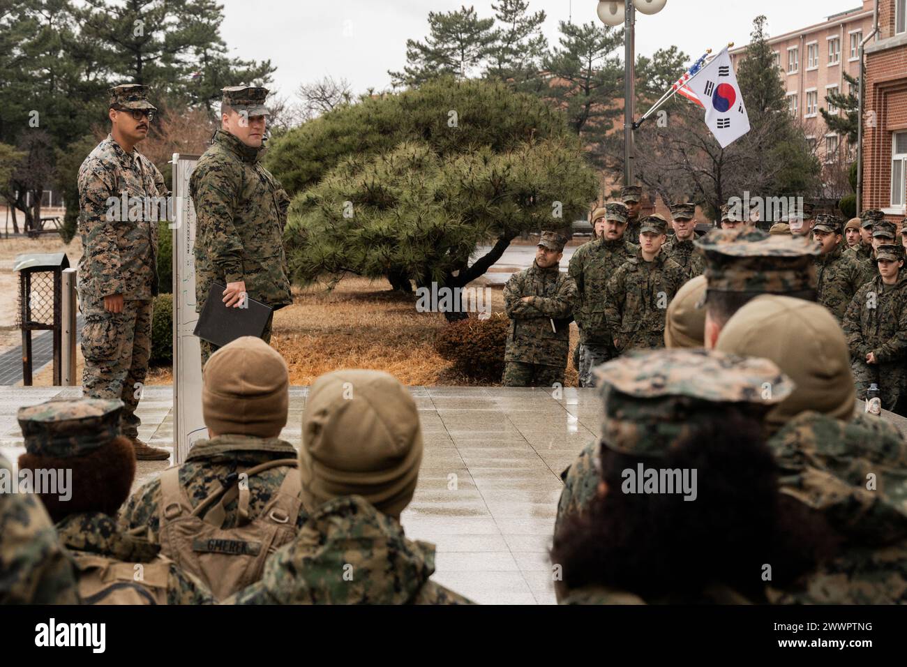 Todd Sturgill, Kompaniekommandeur der Hauptquartier-Kompanie, Hauptquartier-Bataillon, 1. Marine-Division, spricht mit den Marines über den Bau eines kombinierten Kommandopostens zur Vorbereitung des Freedom Shield 24 in Pohang, Südkorea, am 25. Februar 2024. FS 24 ist eine wehrorientierte Übung, die die ROK-USA stärken soll Allianz, die kombinierte Verteidigungsstellung zu verbessern und die Sicherheit und Stabilität auf der koreanischen Halbinsel weiter zu stärken. Sturgill stammt aus Virginia. Marine Corps Stockfoto
