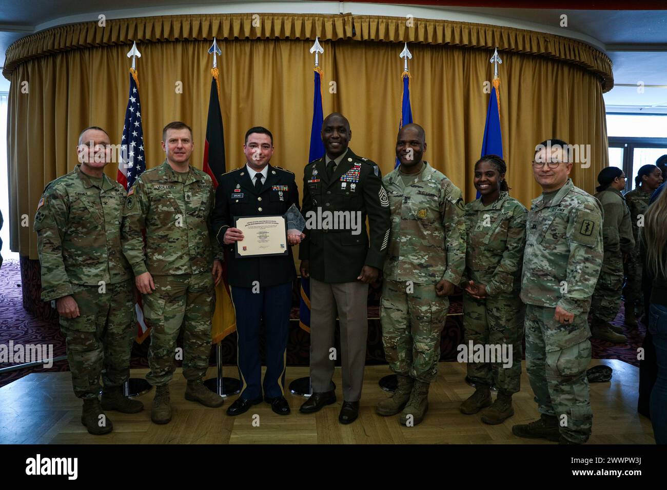 Staff-Sergeant Alexander Bruno (Dritter von links), Unteroffizier für religiöse Angelegenheiten, 519th Hospital Center, posiert für ein Foto mit seiner Führung, nachdem er die Liste des Kommandanten während des Abschlusses der US Air Force Kisling NCO Academy am 13. Februar auf der Vogelweh Air Base gemacht hatte. Bruno ist nicht der erste Soldat des 21. Theater Sustainment Command, der an der Kisling NCOA teilnimmt, aber er ist der erste, der die Liste des Kommandanten aufnimmt. Stockfoto
