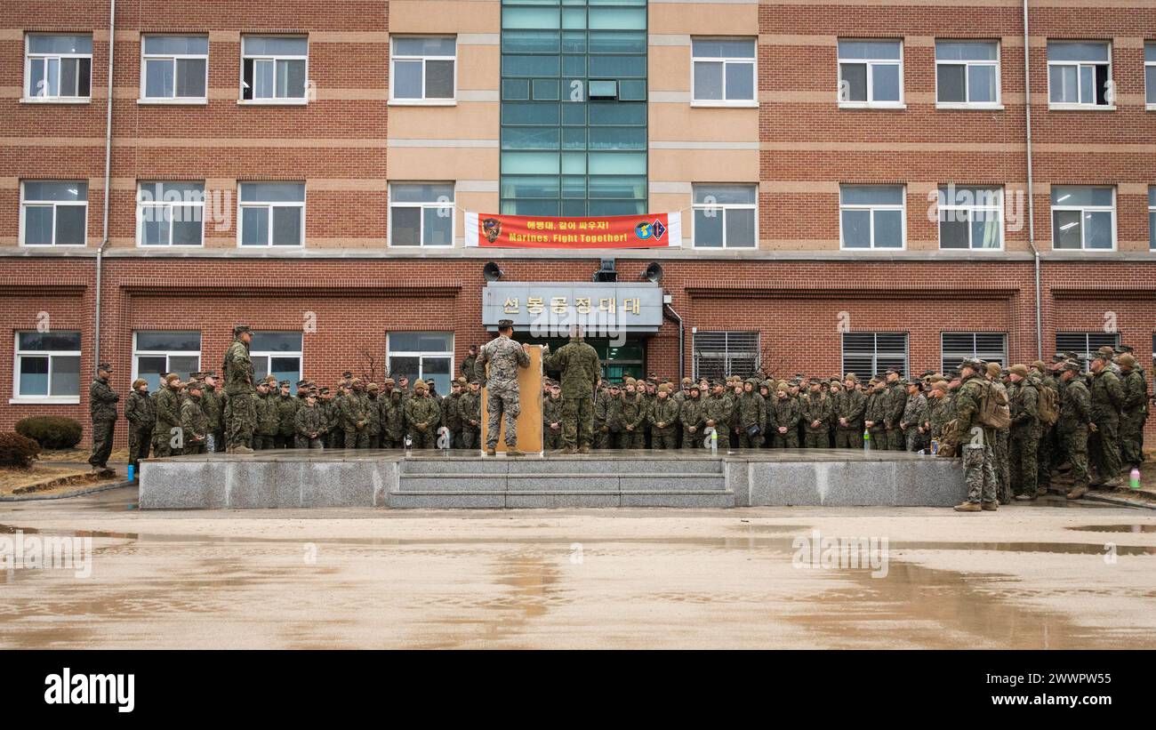 Todd Sturgill, Kompaniekommandeur der Hauptquartier-Kompanie, Hauptquartier-Bataillon, 1. Marine-Division, spricht mit den Marines über den Bau eines kombinierten Kommandopostens zur Vorbereitung des Freedom Shield 24 in Pohang, Südkorea, am 25. Februar 2024. FS 24 ist eine wehrorientierte Übung, die die ROK-USA stärken soll Allianz, die kombinierte Verteidigungsstellung zu verbessern und die Sicherheit und Stabilität auf der koreanischen Halbinsel weiter zu stärken. Sturgill stammt aus Virginia. Marine Corps Stockfoto