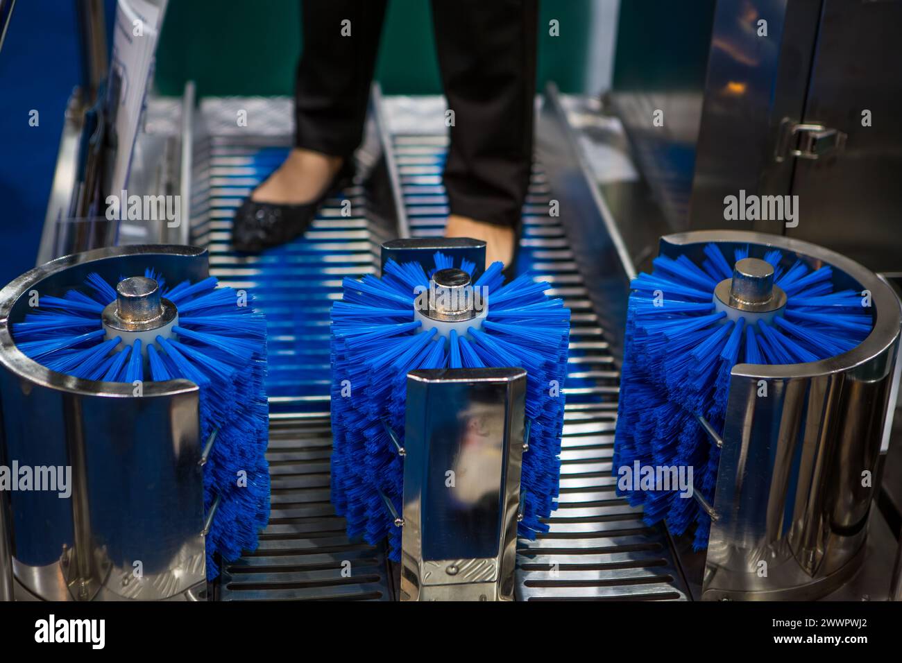 Schuhsohle Stiefelreinigungs- und Desinfektionsmaschine in der Lebensmittelfabrik. Stockfoto