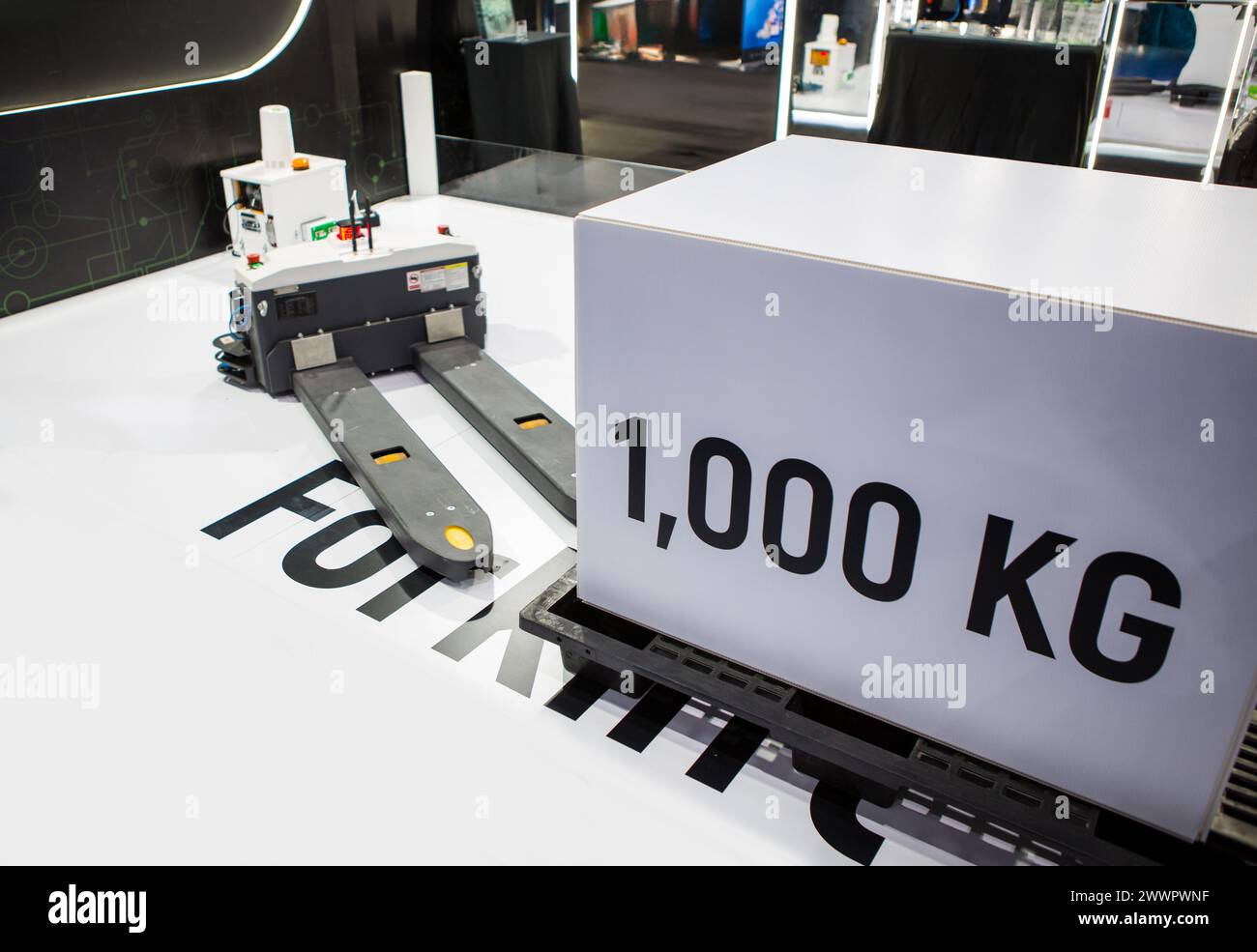 Transportbox mit automatischem Transportfahrzeug. KI-Gabelstaplerroboter in einem modernen Lager. Stockfoto