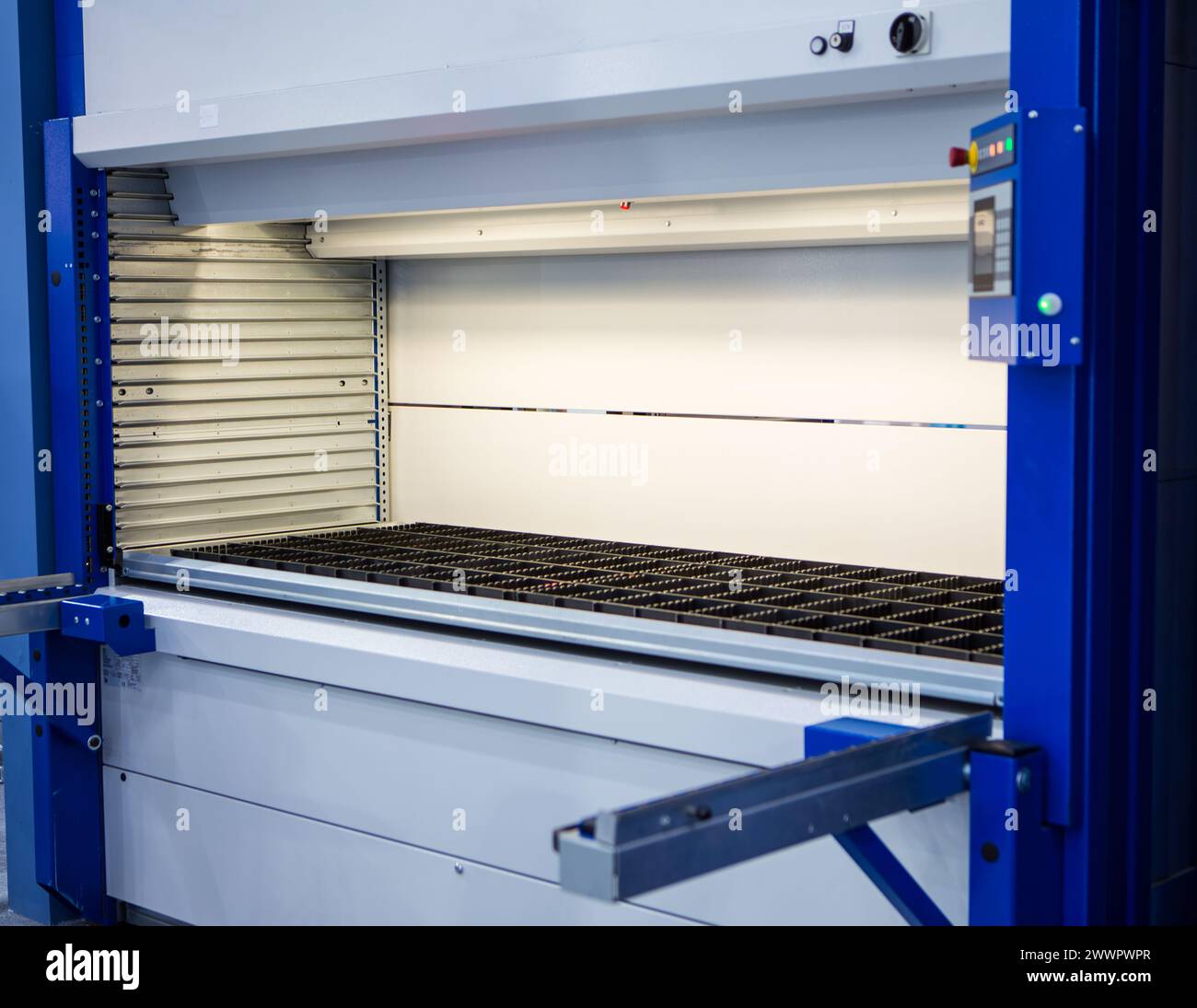 Vertikale Aufbewahrung Ergonomische Lösung. Automatisiertes Lager- und Abrufsystem. Modernes Industrielager. Stockfoto