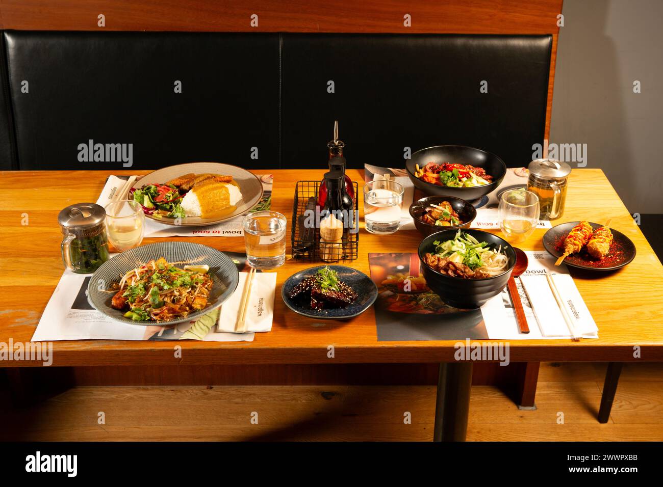 Verschiedene Gerichte auf dem Tisch im Wagamama Restaurant in Goodramgate in York, North Yorkshire. Stockfoto