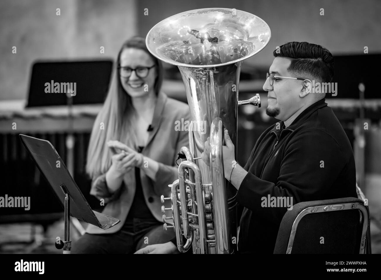 Ein Schüler spielt die Tuba neben Carol Jantsch. wer führt eine Meisterklasse auf der Tuba für Soldaten und Zivilisten, während er junge Tubisten während des jährlichen Tuba-Euphonium Workshops kritisiert, der von der US Army Band 'Pershing's Own' im Patton Hall Community Club and Conference Center auf der Joint Base Myer-Henderson Hall in Arlington, Virginia, 2. Februar 2024 präsentiert wird. Jantsch ist seit 2006 Principal Tuba des Philadelphia Orchestra, als sie die erste weibliche Tuba-Spielerin in einem großen Symphonieorchester wurde und Kliniken und Meisterkurse auf der ganzen Welt präsentiert Stockfoto