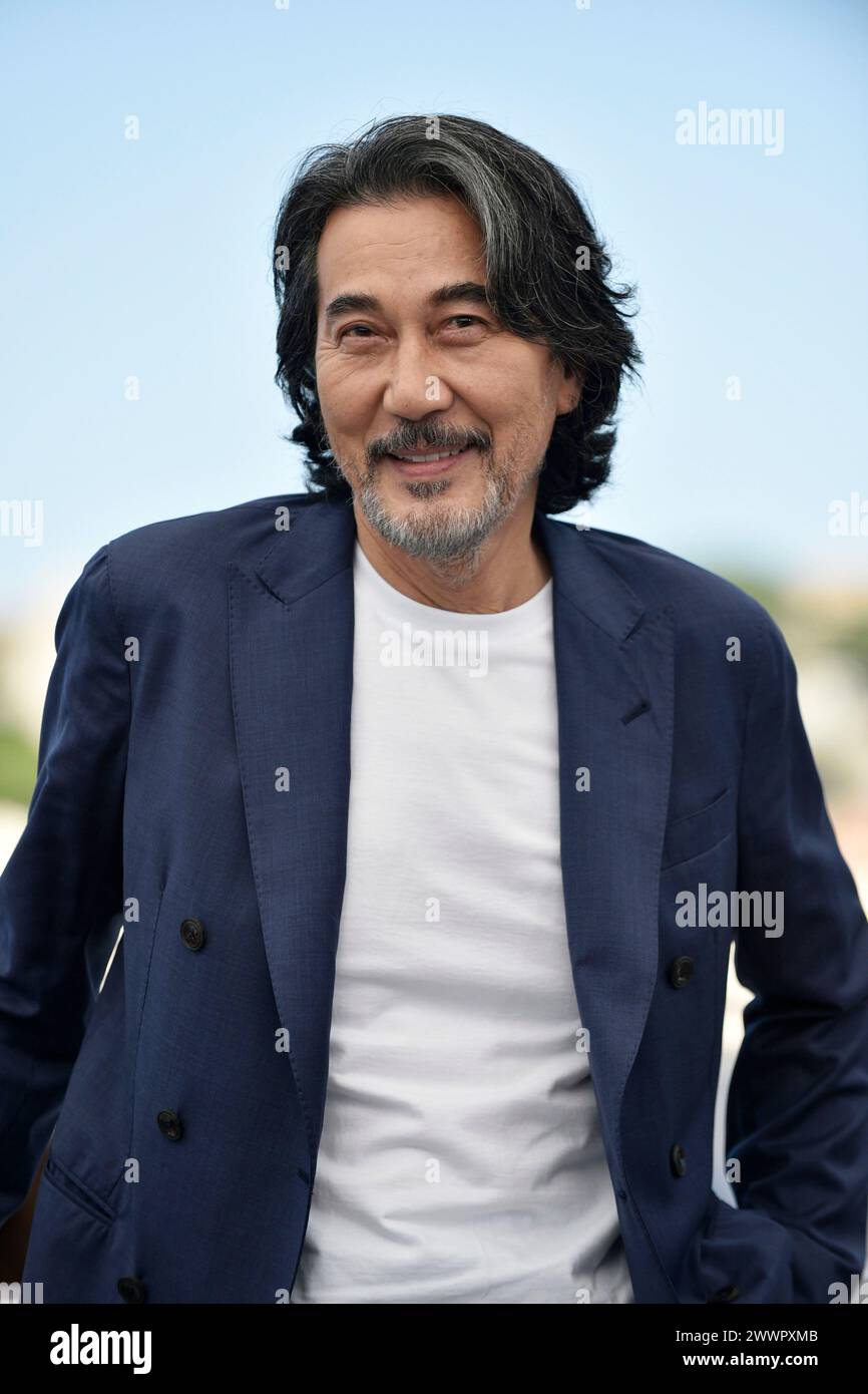 Schauspieler Koji Yakusho posiert während des Fotoaufrufs des Films „perfekte Tage“ anlässlich der Filmfestspiele von Cannes am 26. Mai 2023 Stockfoto