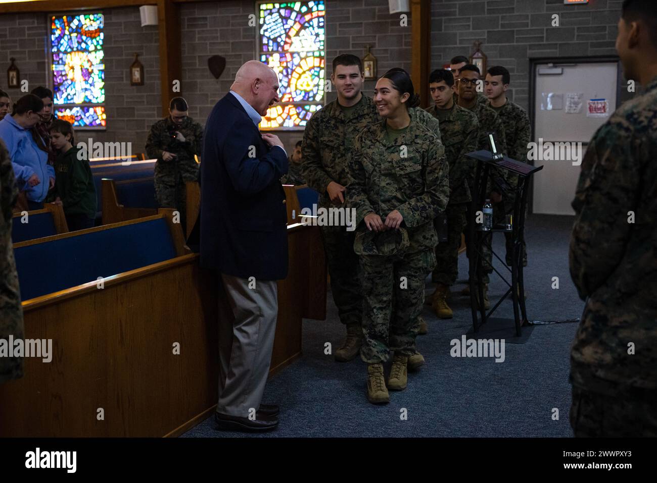 Ret. Der Kommandant der US-Navy Porter Halyburton spricht mit Lyndsie J. McGaha, einer Schülerin der School of Infantry-East, nach einer militärischen Ausbildung auf der Marine Corps Air Station New River in Jacksonville, North Carolina, am 13. Februar 2024. Halyburton überlebte siebeneinhalb Jahre in Gefangenschaft als Kriegsgefangener in Nordvietnam während des Vietnamkriegs und spricht über die Weisheit und Befreiung von seiner erschütternden Erfahrung. Marine Corps Stockfoto